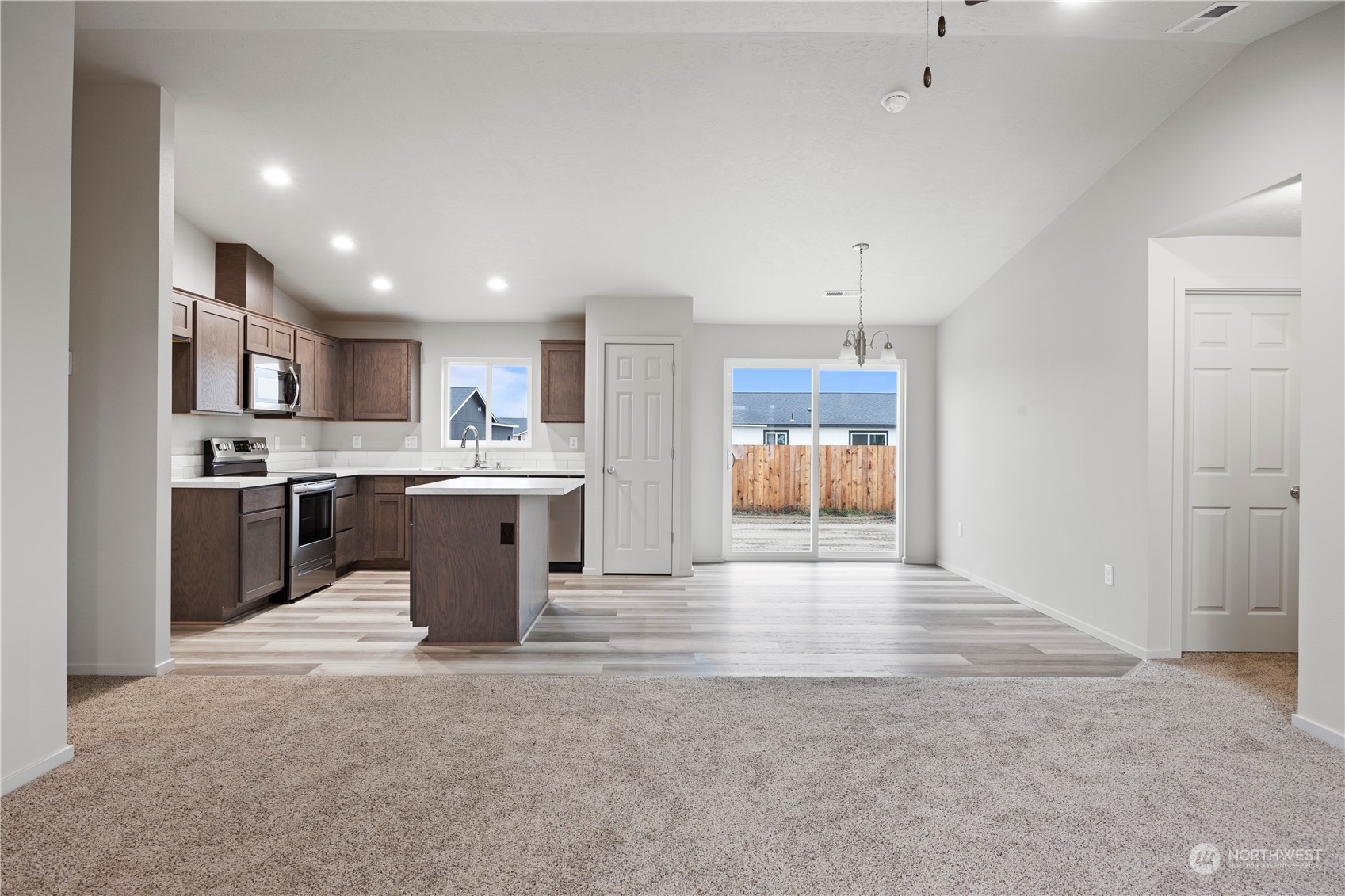 Property Photo: 832 E Cascade Street WA 99344