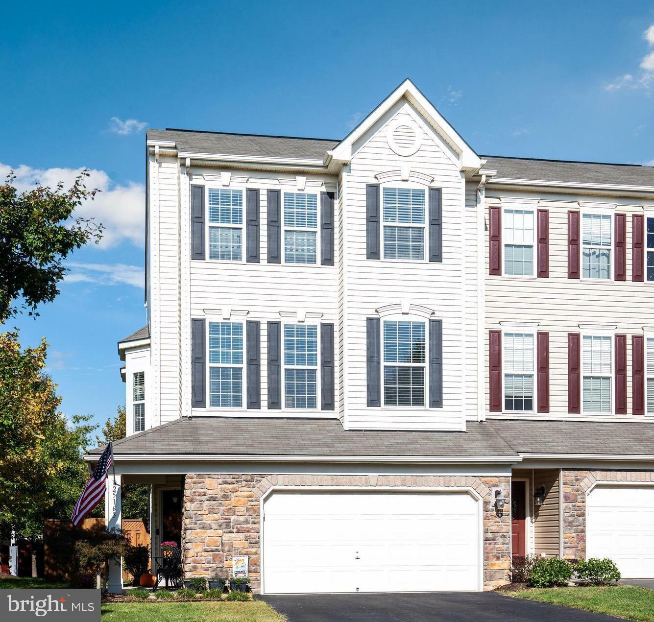 Property Photo: 25163 Hummocky Terrace VA 20105