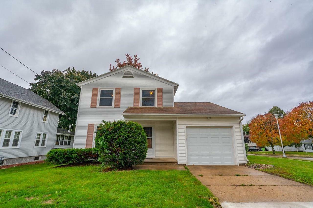 Property Photo:  137 East Davis Street  WI 53916 