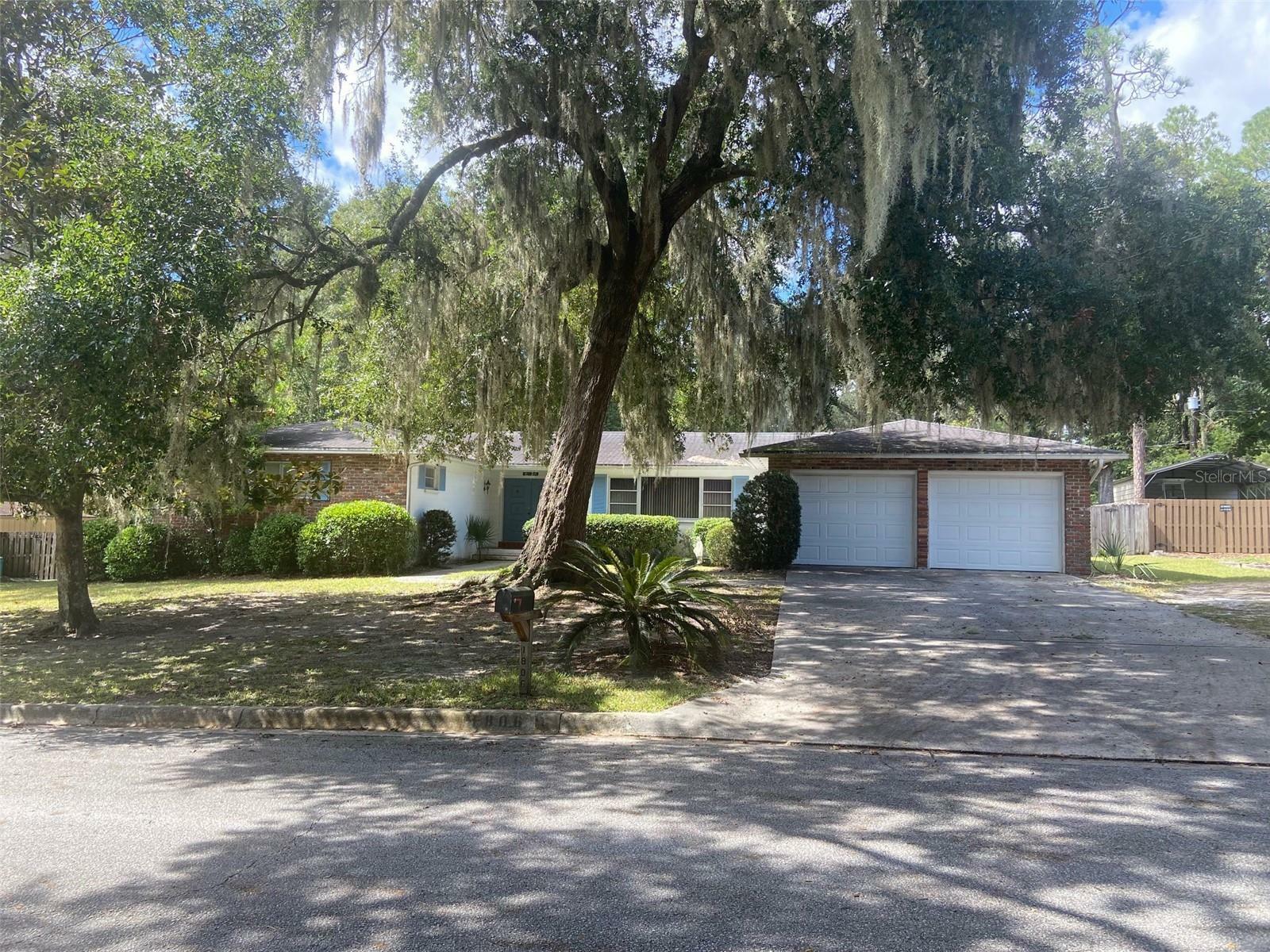 Property Photo:  1806 NW 21st Street  FL 32605 