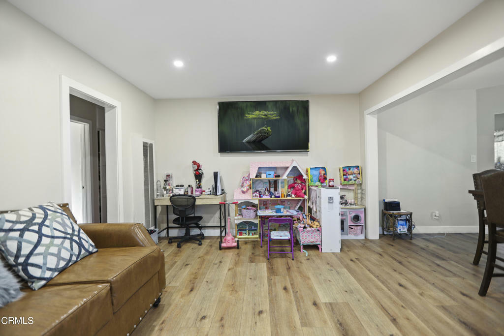 Property Photo:  231 S S Roosevelt Avenue  CA 93030 