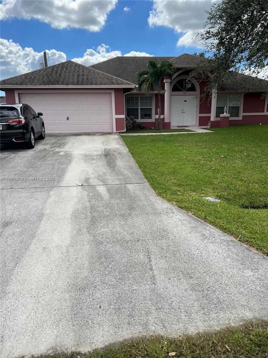 Property Photo: 726 SW McCracken Avenue FL 34953