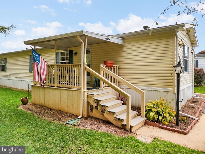 208 Saddleford Court N  Lancaster PA 17603 photo