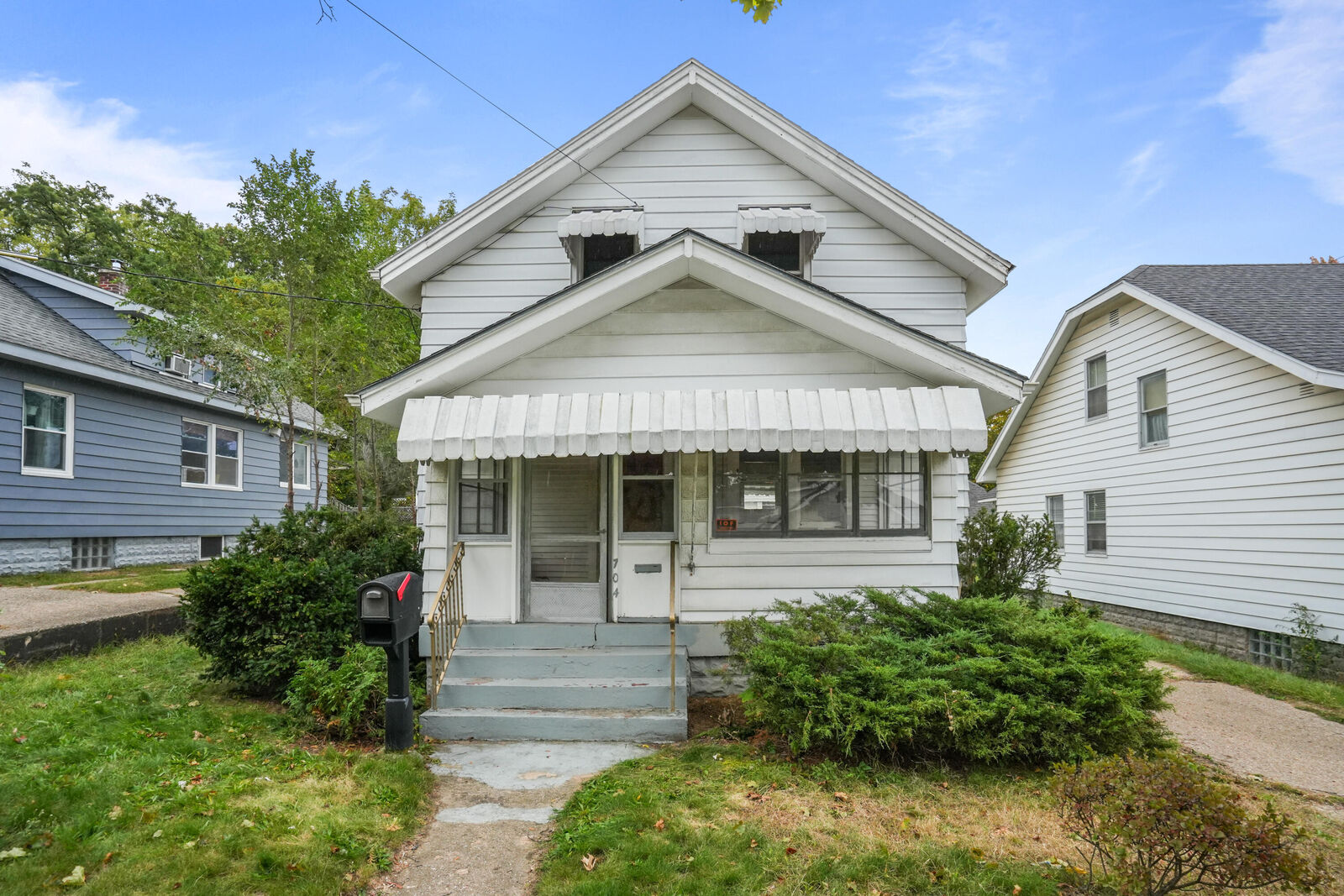 Property Photo:  704 Emerald Avenue NE  MI 49503 