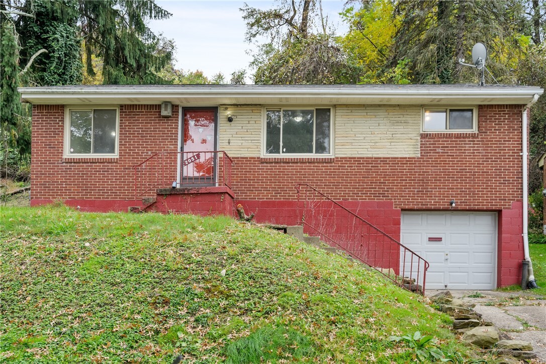 Property Photo: 2051 Fairlawn St PA 15221