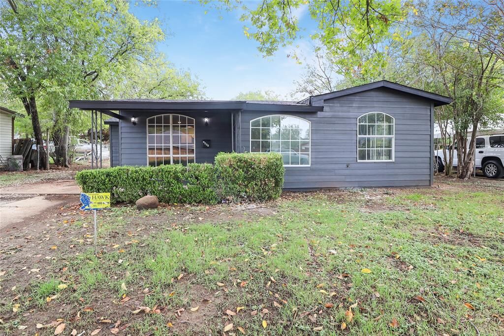 Property Photo: 2405 Carverly Drive TX 76112