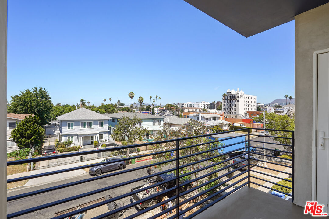 Property Photo:  222  N Manhattan Pl 301  CA 90004