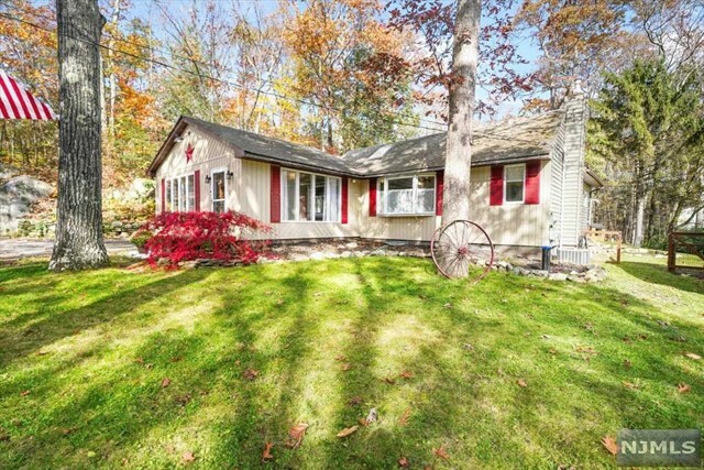 Property Photo:  20 Quinton Road  NJ 07421 