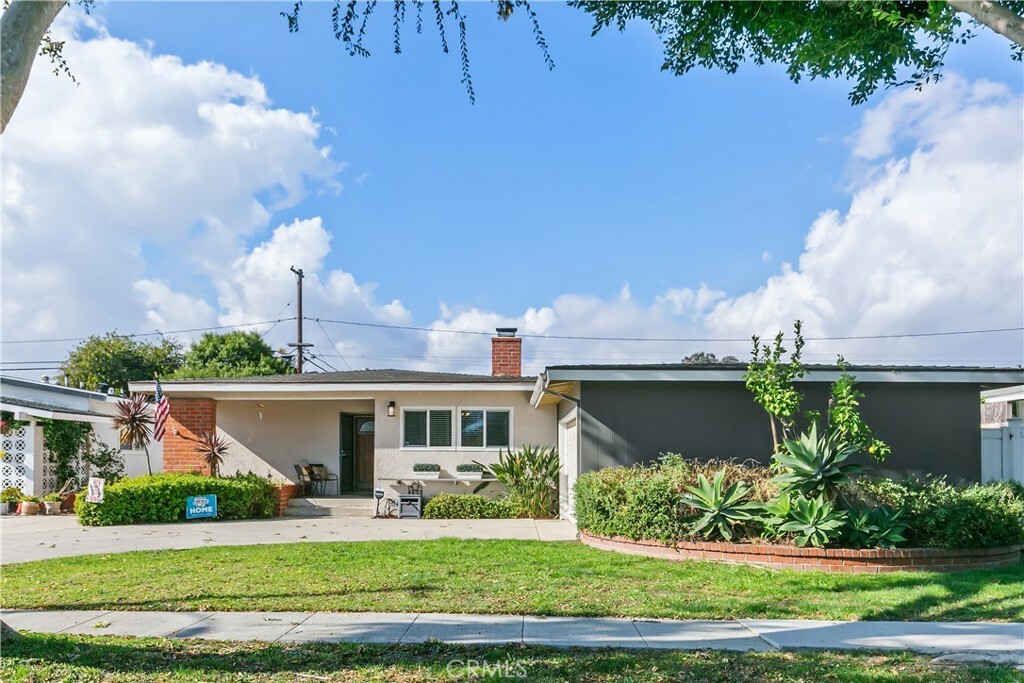 Property Photo: 2667 Radnor Avenue CA 90815