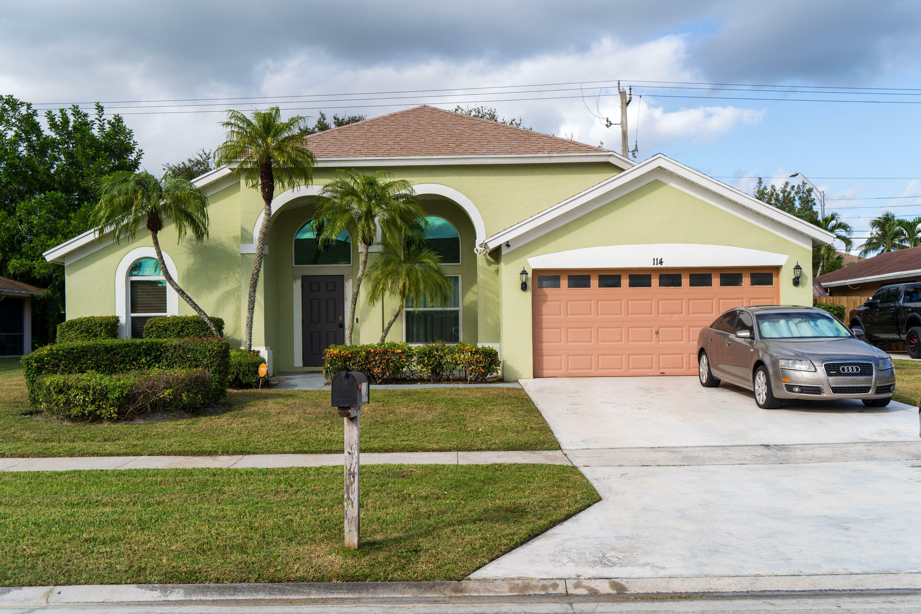 Property Photo:  114 Queens Lane  FL 33411 