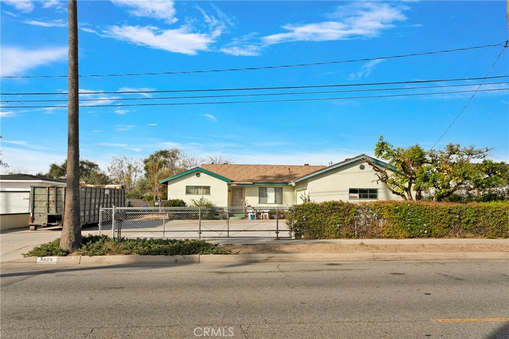 Property Photo:  9620 Tamarind Avenue  CA 92335 