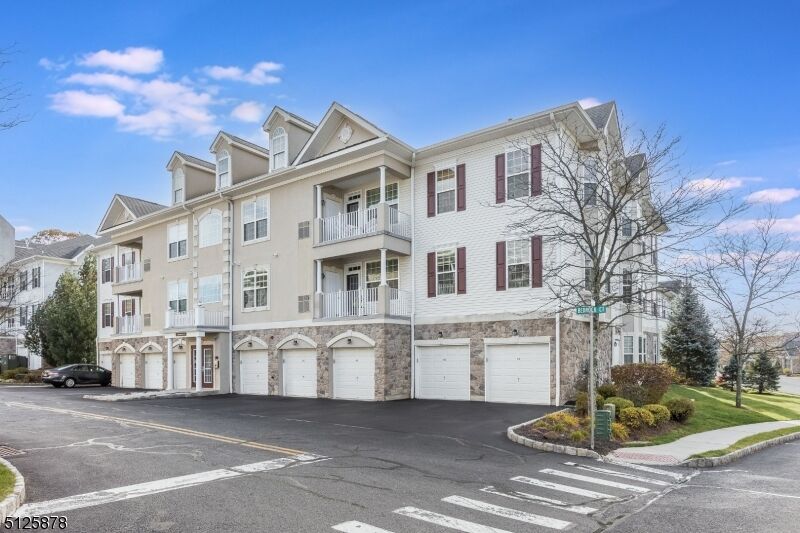 Property Photo:  3 Bedrock Ct B2  NJ 07424 