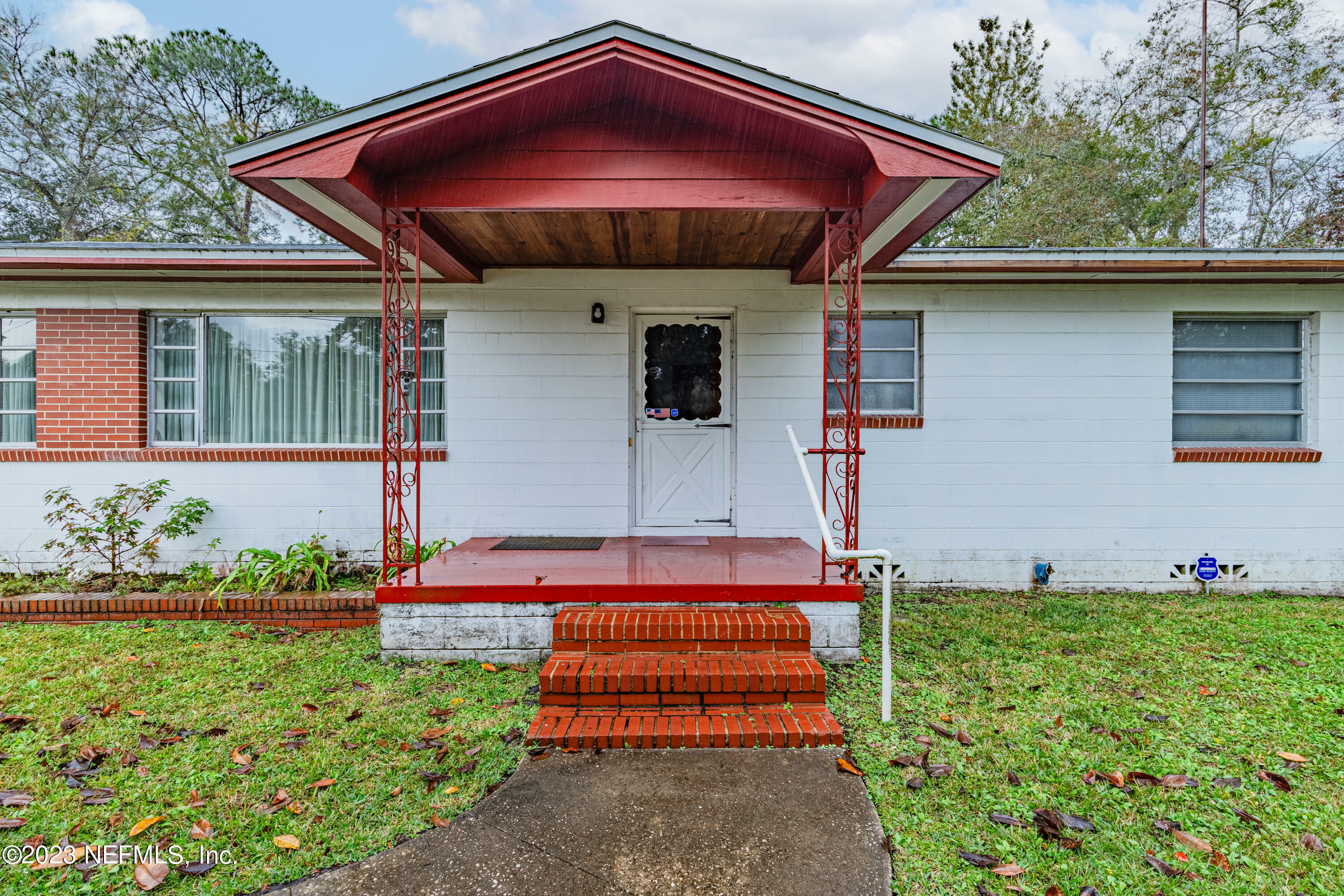 Property Photo: 9822 Evans Road FL 32208