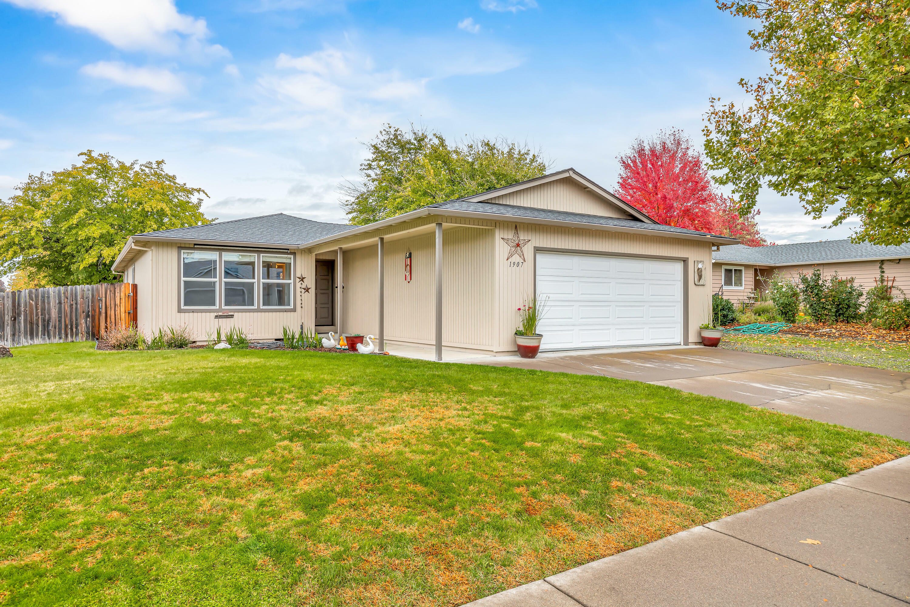 Property Photo:  1907 Patrick Street  OR 97504 