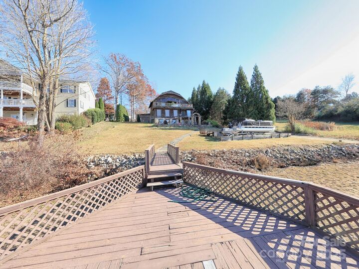 Property Photo: 6860 Shade Tree Lane NC 28673