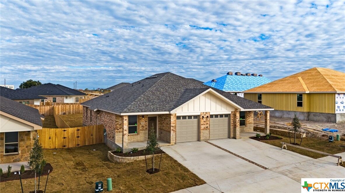 Property Photo: 5106 Red Rose Xing TX 76542