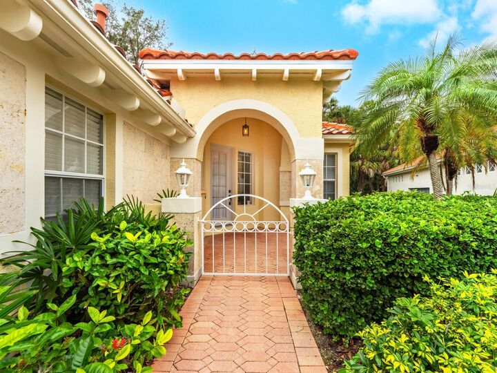 Property Photo:  8332 Canary Palm Court  FL 34238 