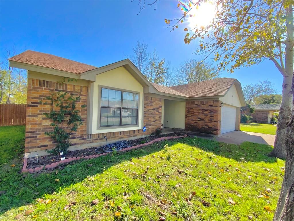 Property Photo: 413 Chimney Rock Road TX 76140