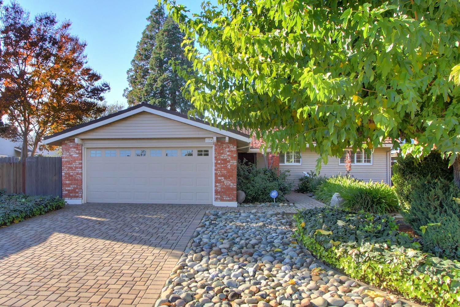 Property Photo:  2704 Honeysuckle Way  CA 95826 
