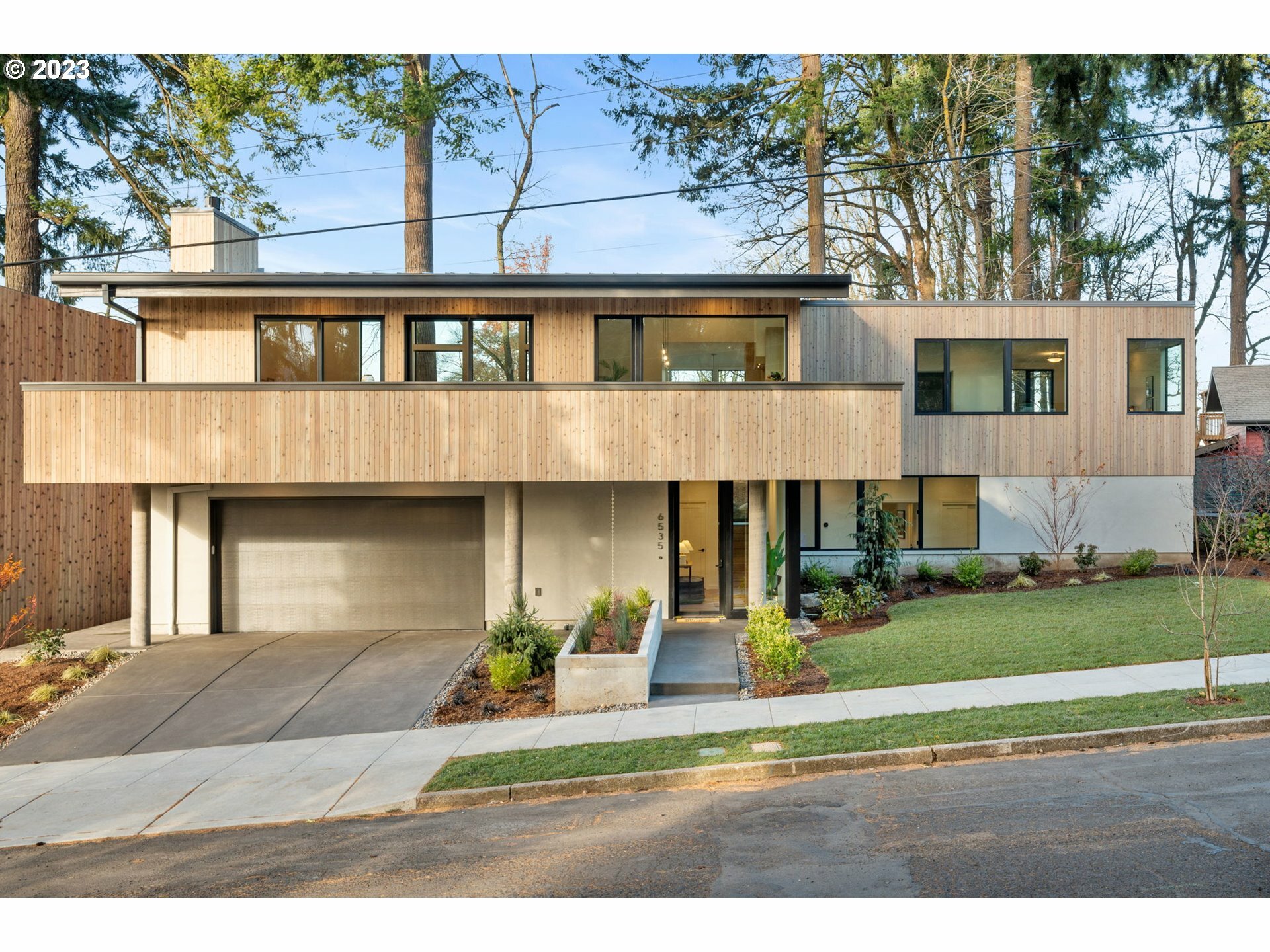 Property Photo: 6535 SE Pine St OR 97215
