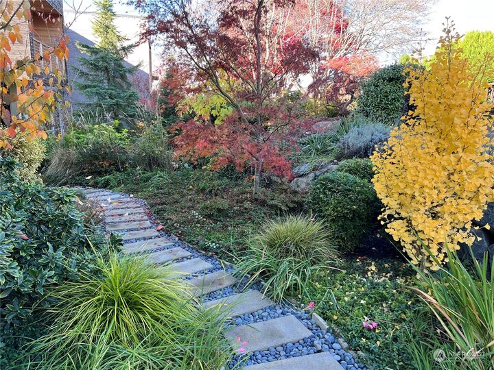 Property Photo:  433 10th Avenue W  WA 98033 