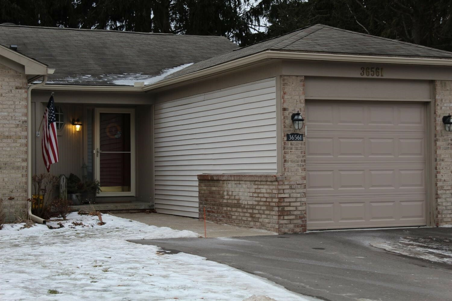 Property Photo:  36561 S Deerhurst  MI 48185 