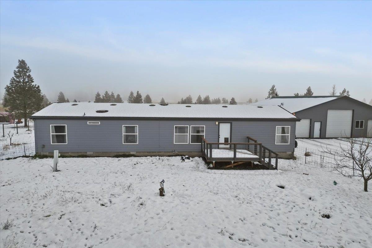 Property Photo:  13818 N Dover Rd  WA 99026 