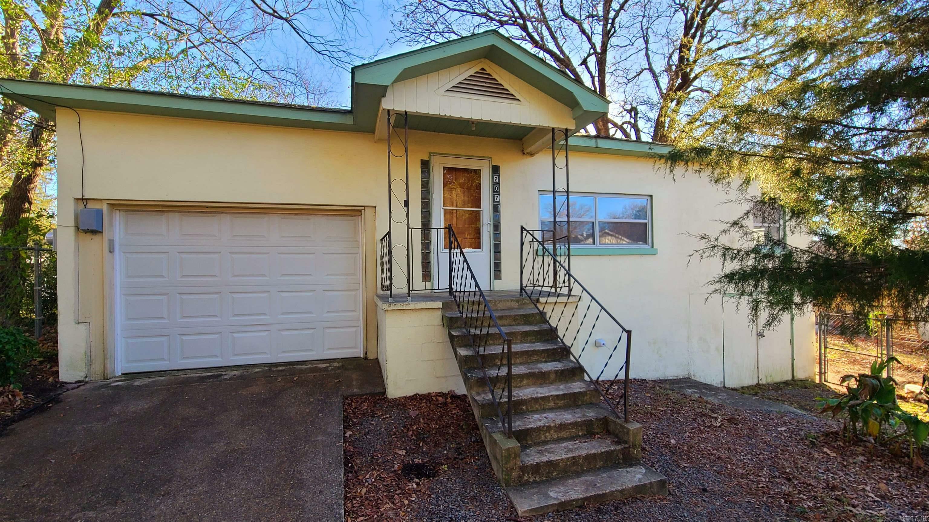 Property Photo: 207 Chess St AR 71913