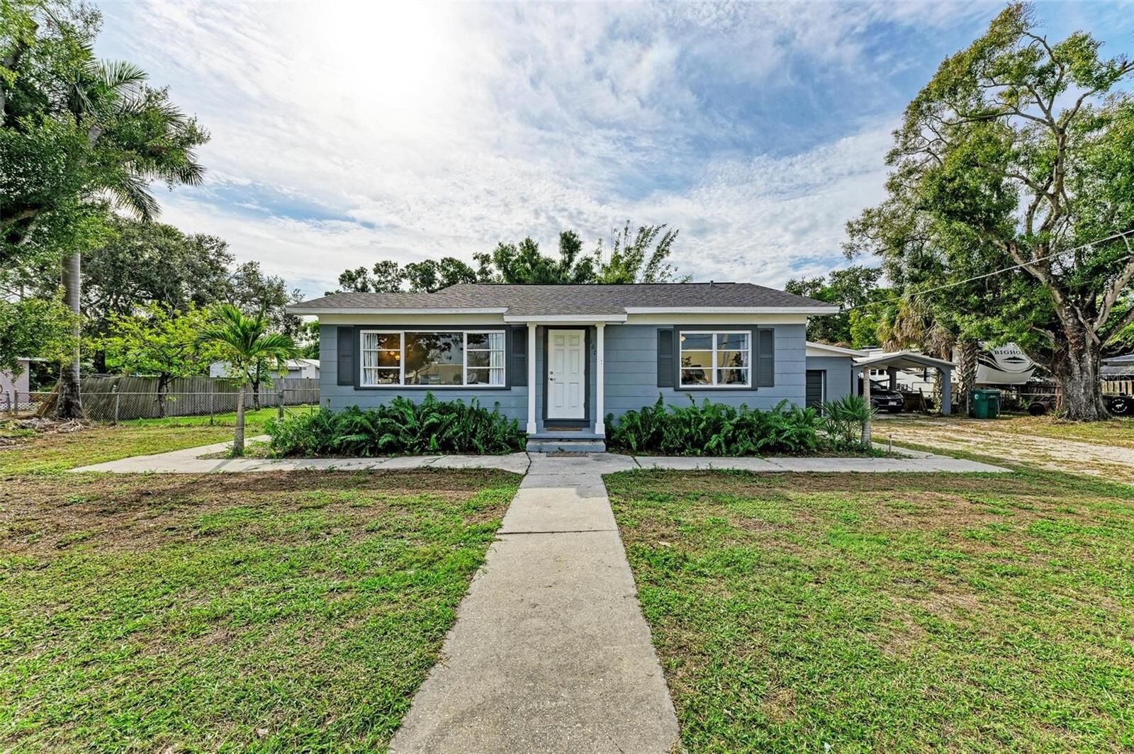 Property Photo:  1607 10th Street W  FL 34221 