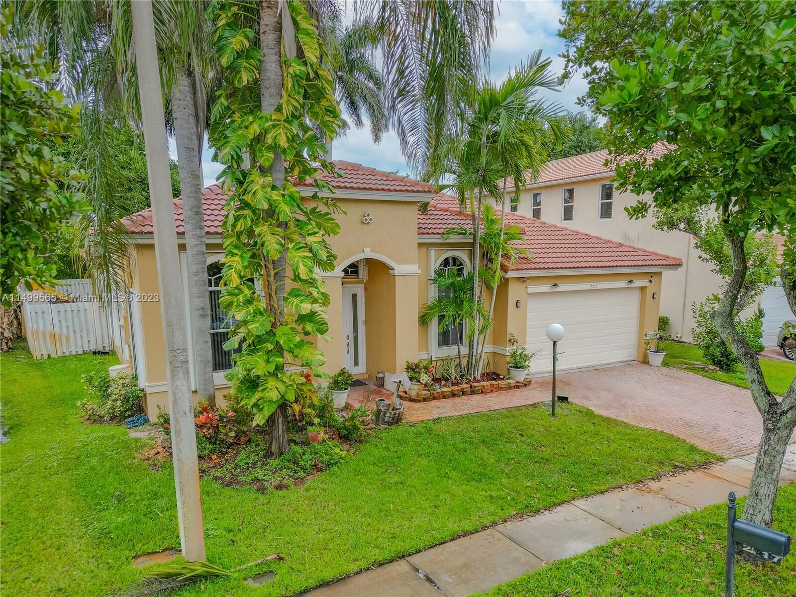 Property Photo:  2717 SW 130th Ter  FL 33027 