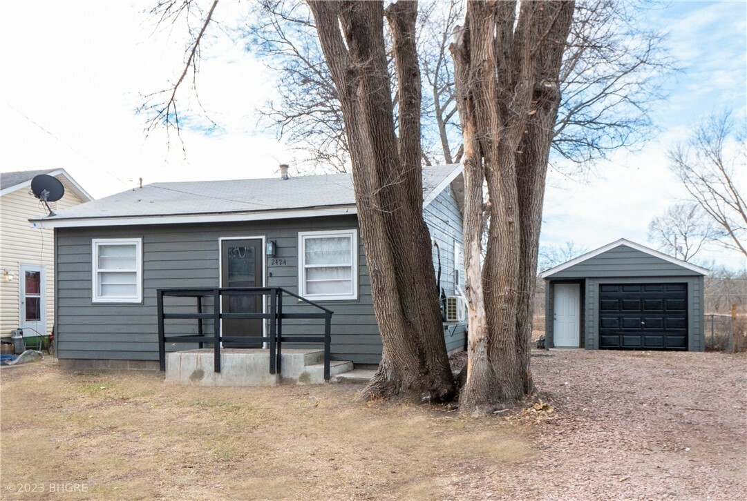 Property Photo:  2424 E 37th Street  IA 50317 