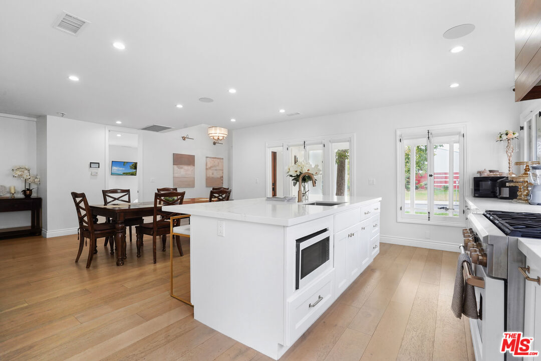 Property Photo:  140  S Gardner St  CA 90036 