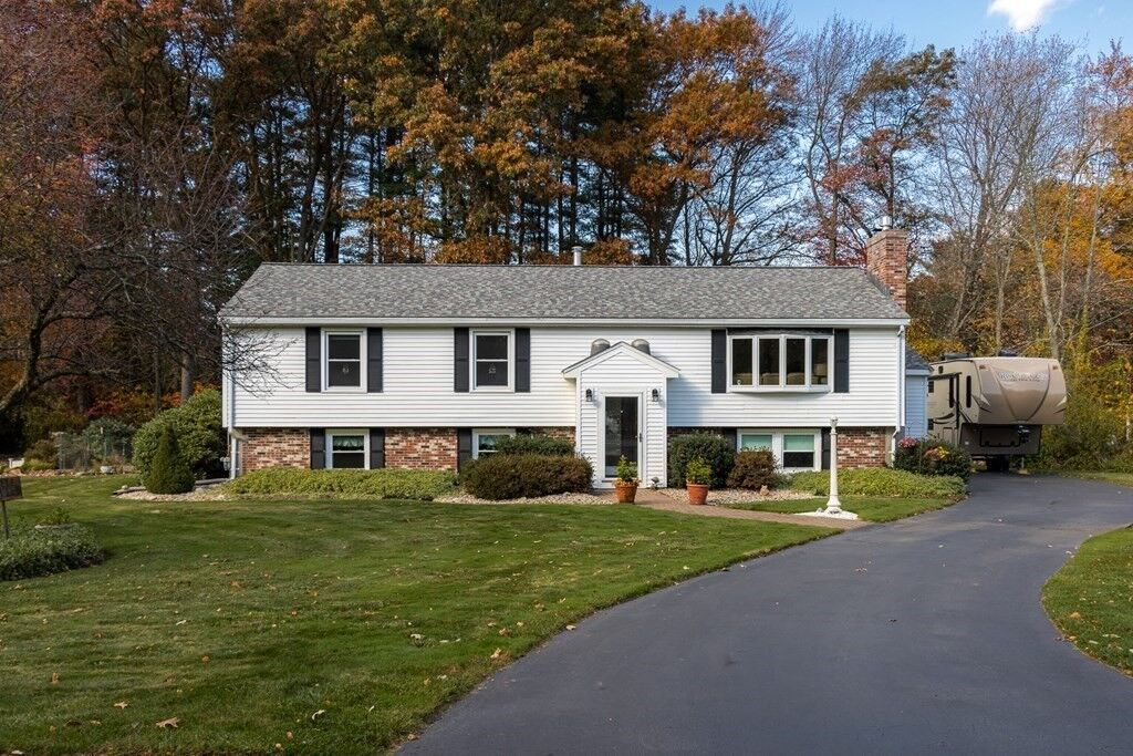 Property Photo: 4 Oxbow Dr MA 01887