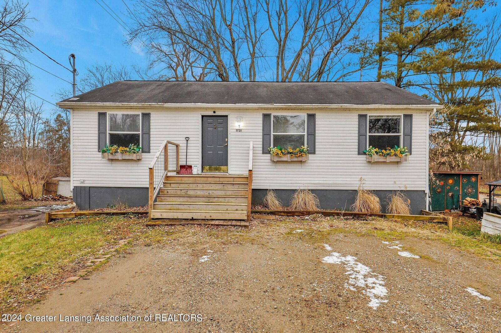 Property Photo:  1721 Lake Lansing Road  MI 48840 