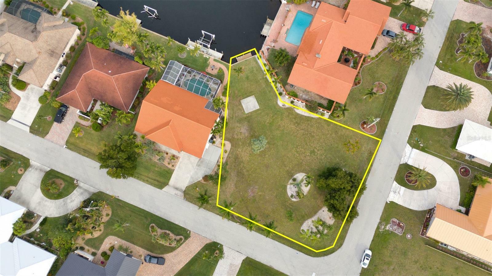 Property Photo:  2700 Bay Court  FL 33950 