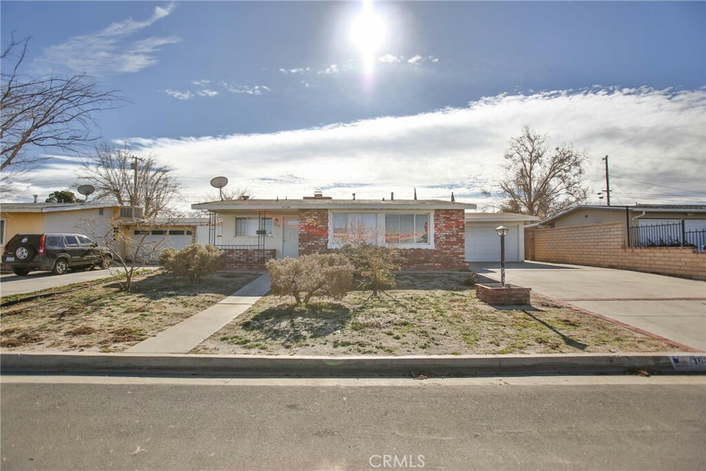 Property Photo: 1634 Sweetbrier Street CA 93550