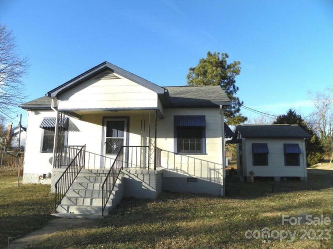 Property Photo:  210 Center Street  NC 28655 