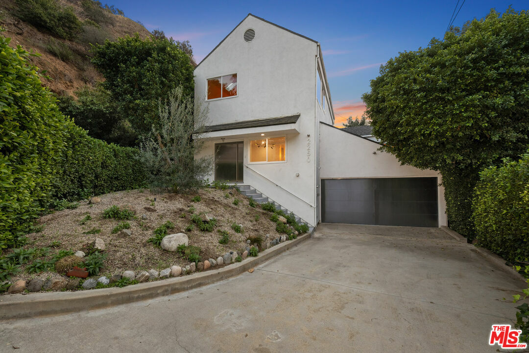 Property Photo:  2250   Nichols Canyon Rd  CA 90046 