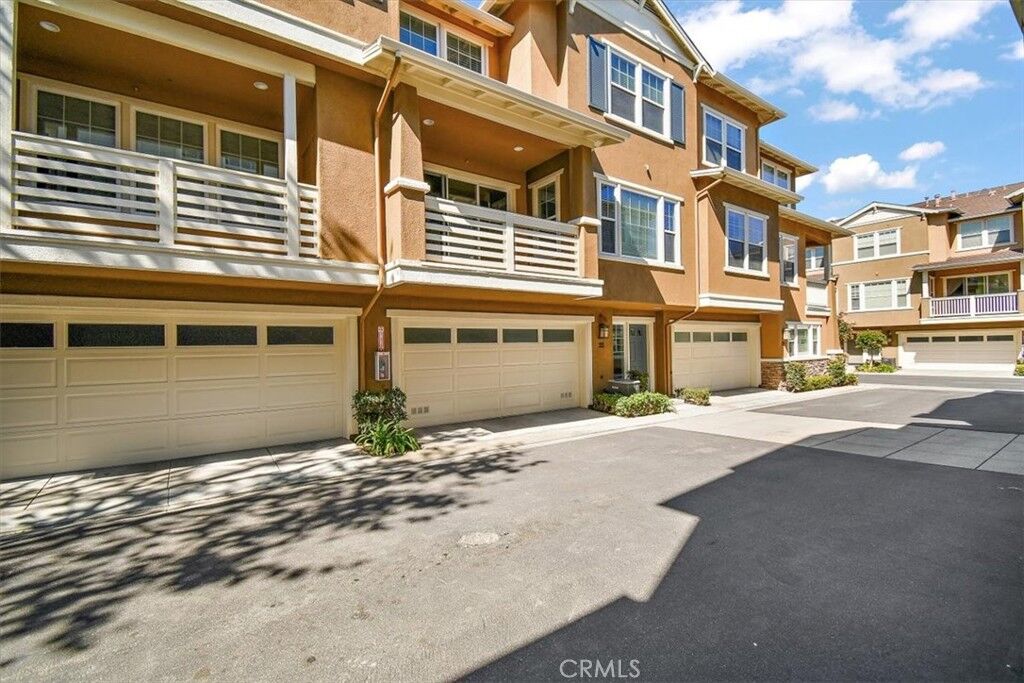 Property Photo:  1800 Oak Street 325  CA 90501 