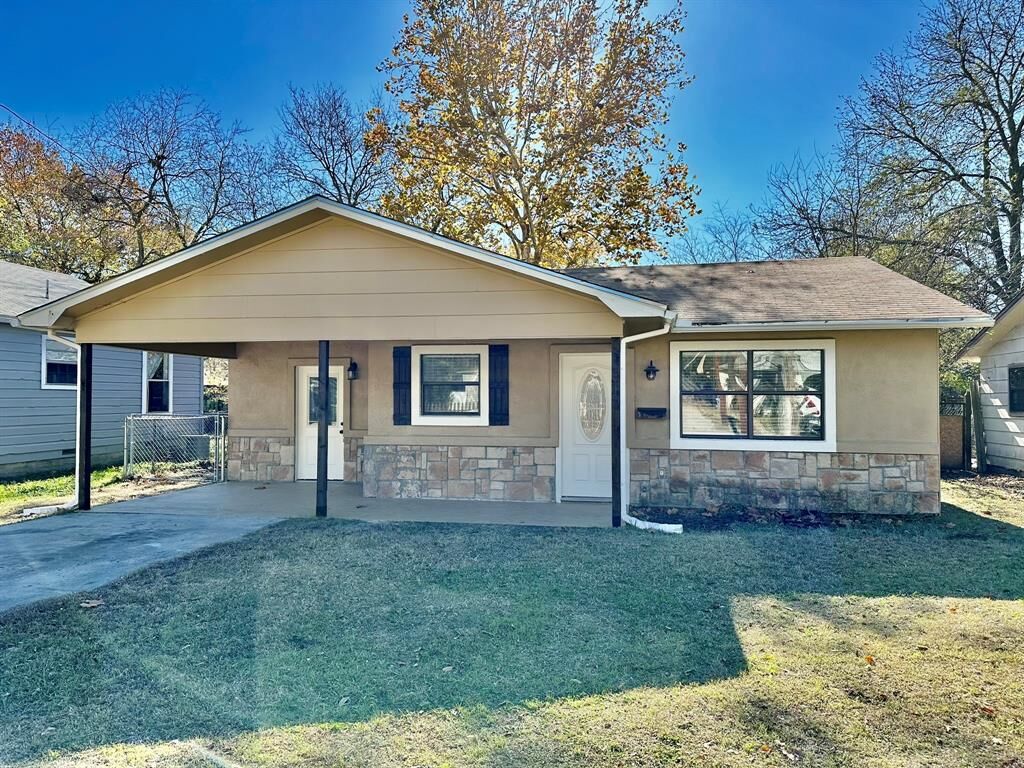 Property Photo: 1512 E Tennie Street TX 76240