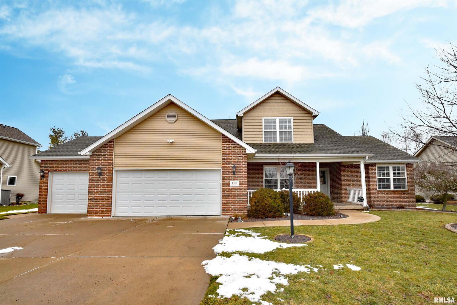 Property Photo: 1101 Willow Lake Drive IL 61548