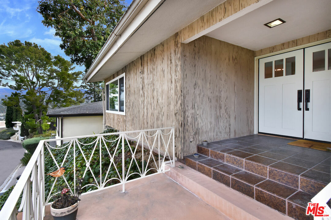 Property Photo:  3852 Sherview Dr  CA 91403 