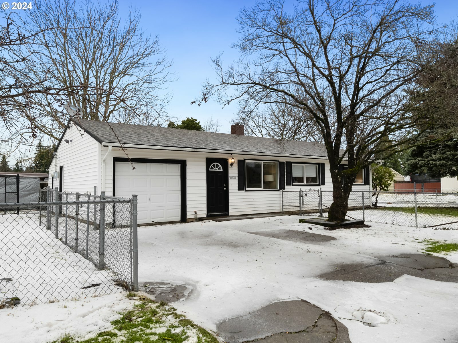 Property Photo:  14635 SE Caruthers St  OR 97233 