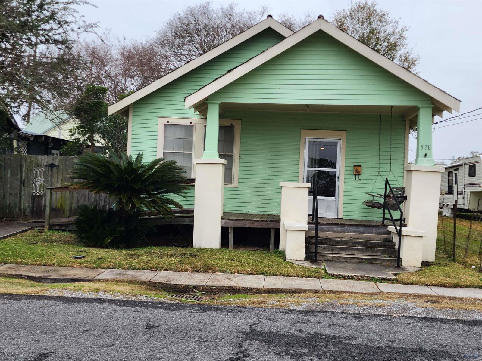 Property Photo:  918 President St  LA 70301 