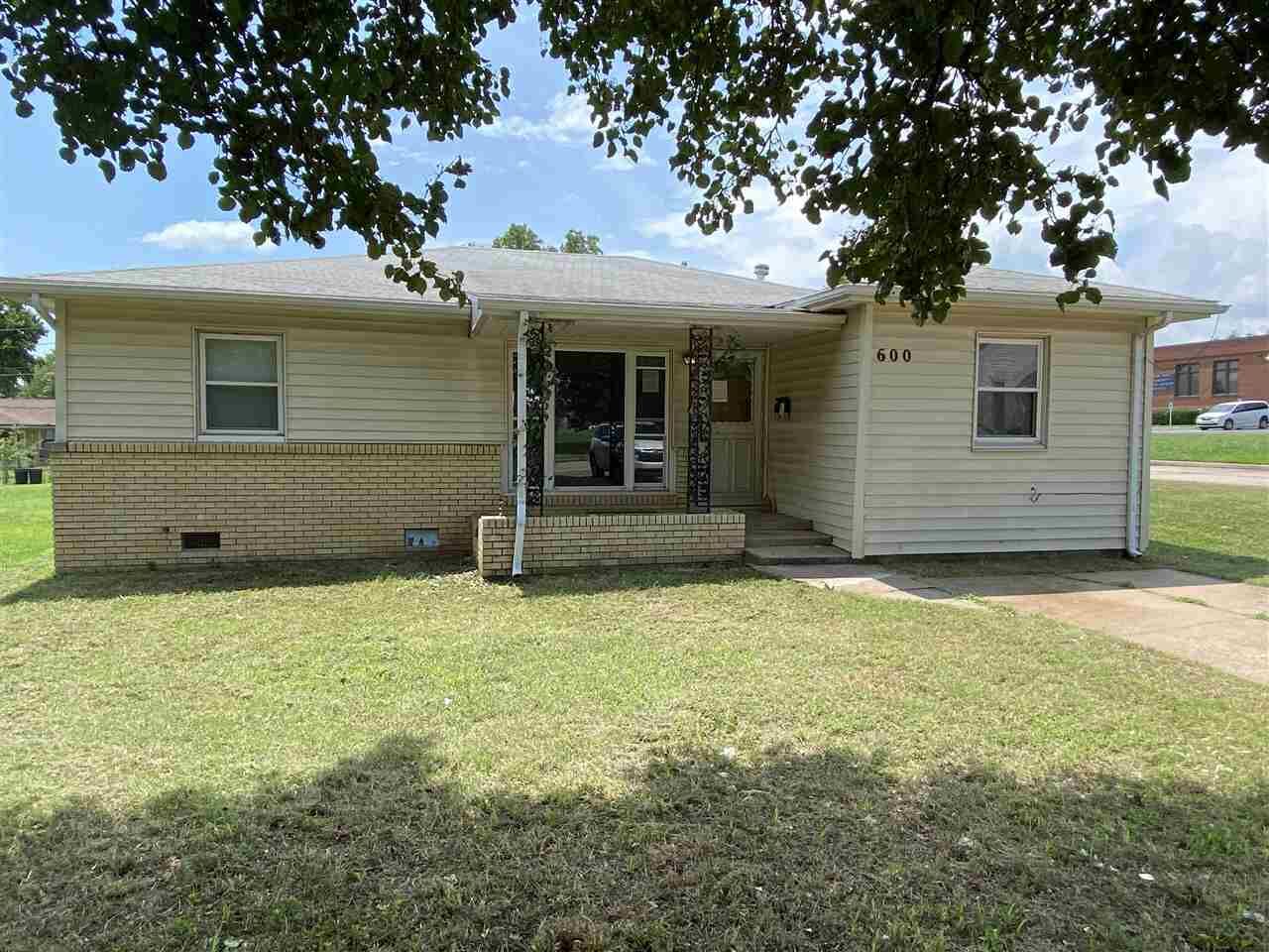 Property Photo:  600 E Emporia  OK 74601 