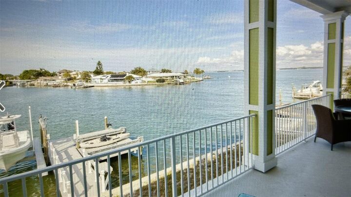Property Photo:  400 Palm Island NE  FL 33767 