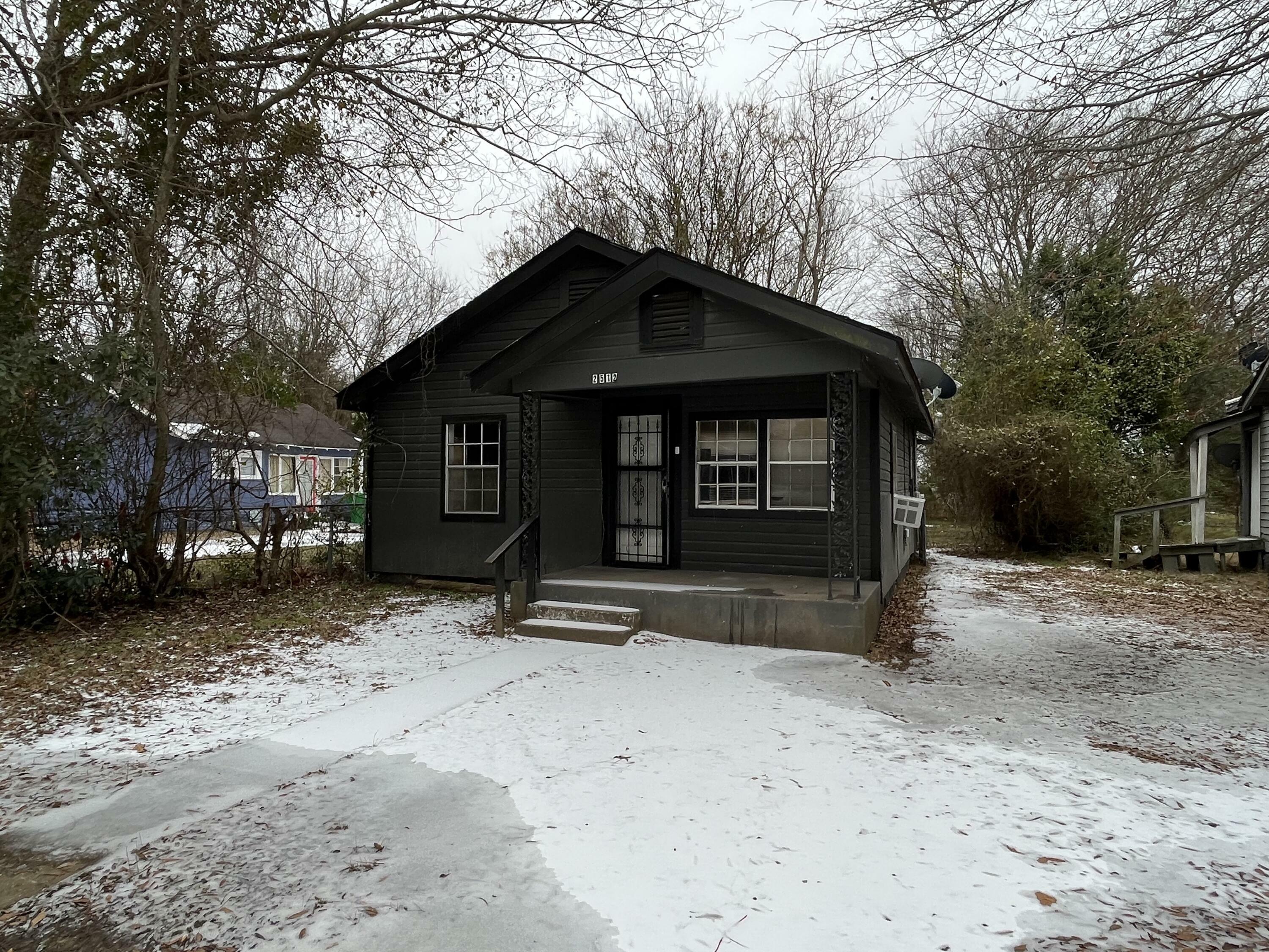 Property Photo:  2512 5th Ave N  MS 39701 