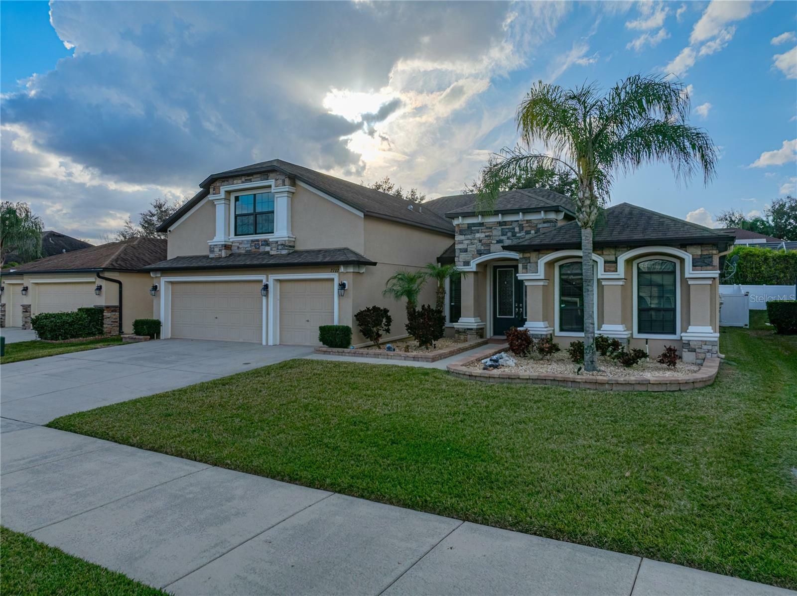 Property Photo:  2707 Colewood Lane  FL 33527 