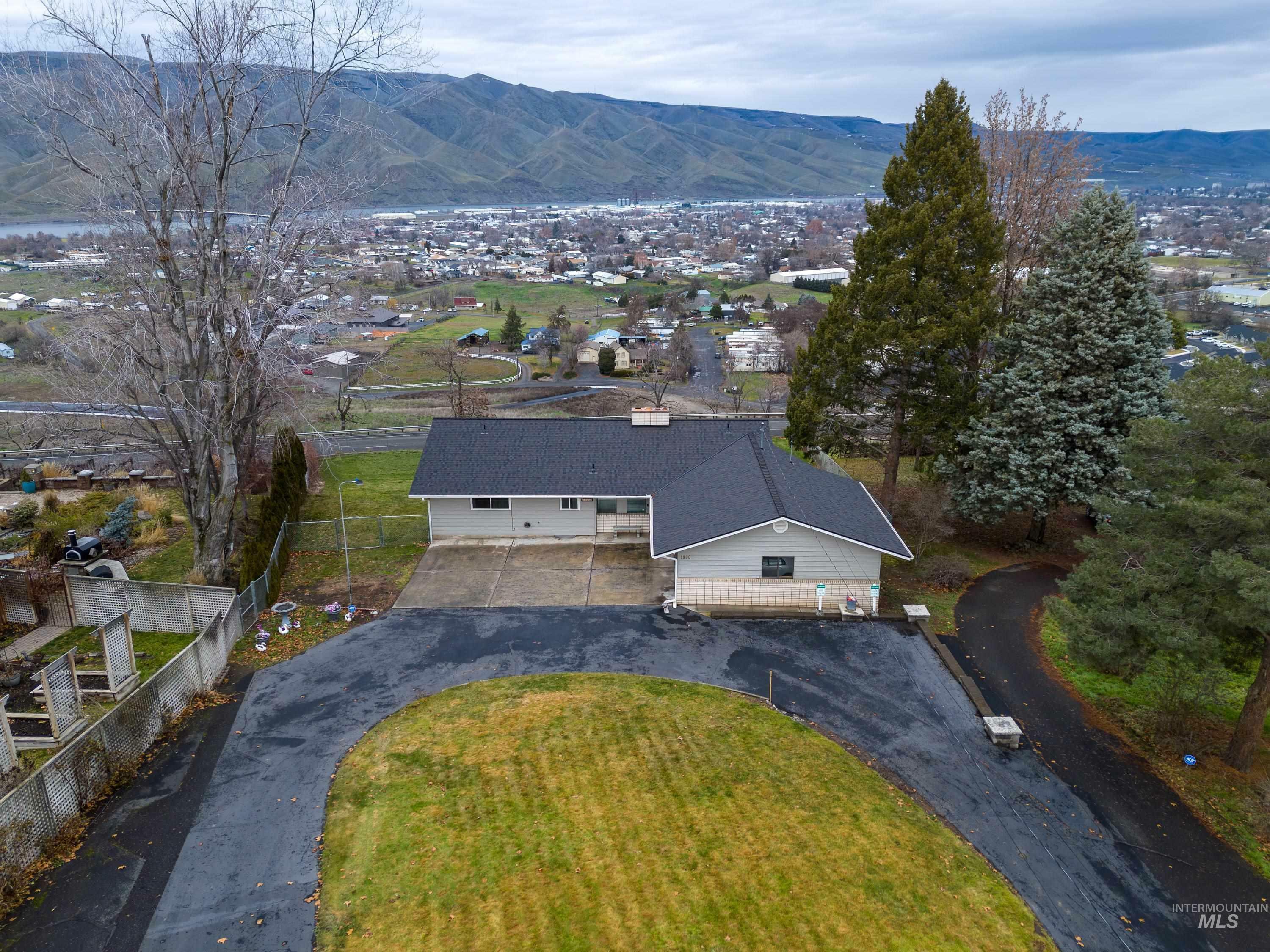 Property Photo:  1900 Valleyview Drive  WA 99403 