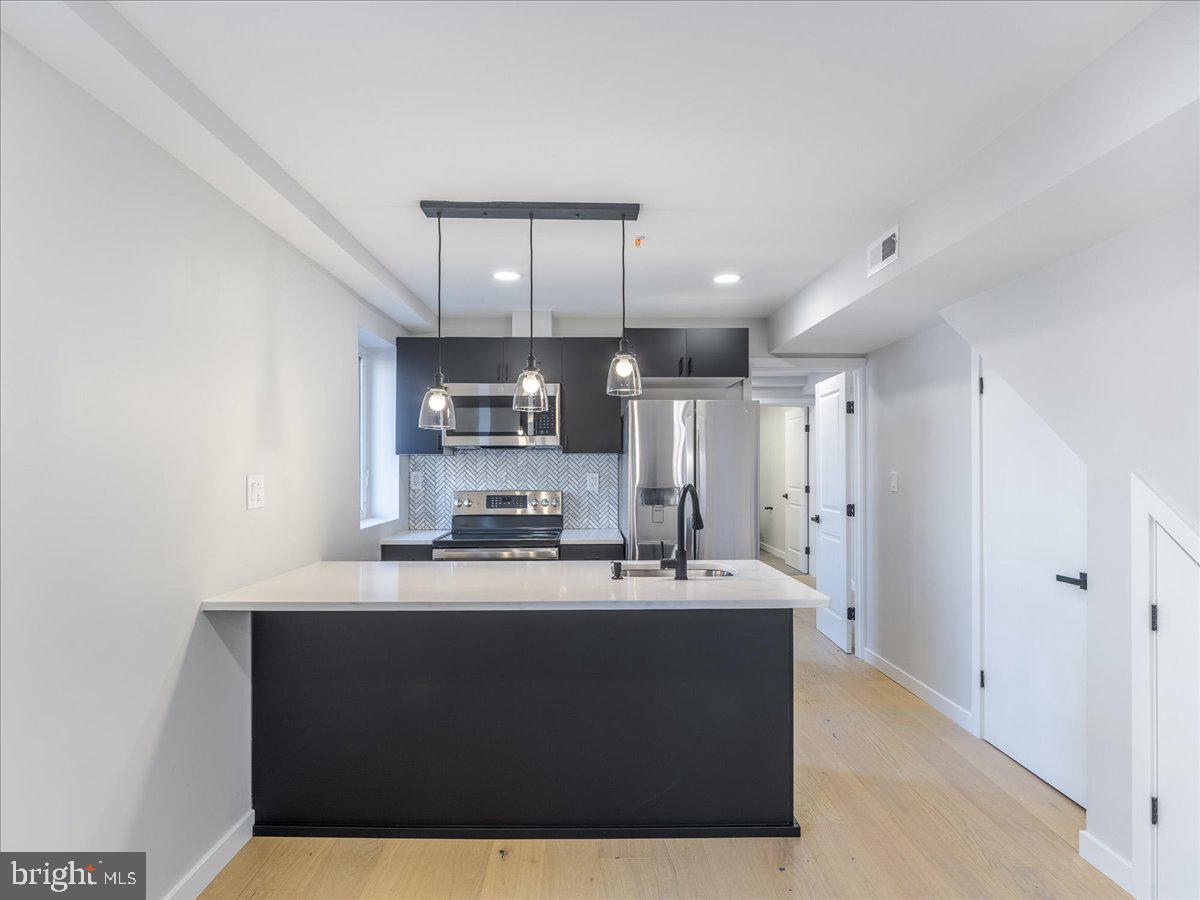Property Photo: 1825 S 10th 3fl PA 19148